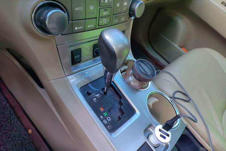 Used Toyota Highlander 2012 2.7L Two-Wheel Drive 7-Seater Luxury Edition Gear Lever