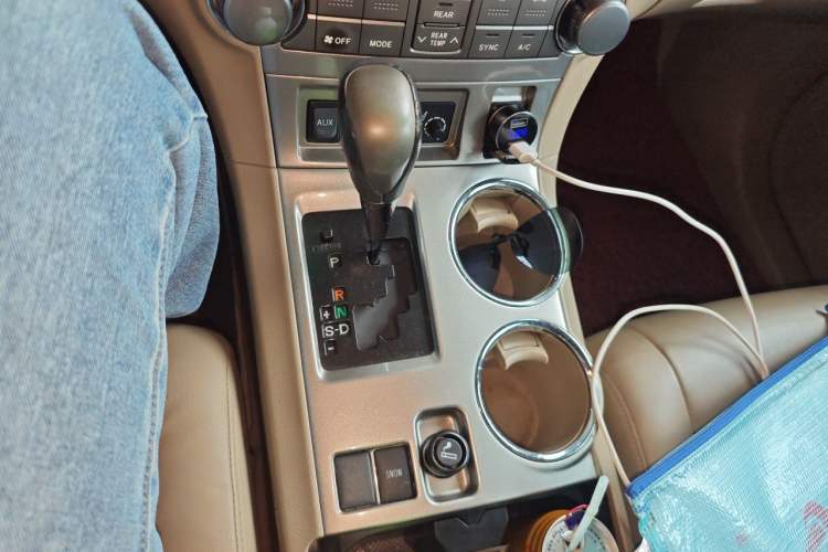 Used Toyota Highlander 2012 2.7L Two-Wheel Drive 7-Seater Luxury Edition Gear Lever