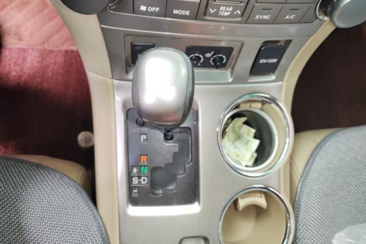 Used Toyota Highlander 2012 2.7L Two-Wheel Drive 7-Seater Luxury Edition Gear Lever