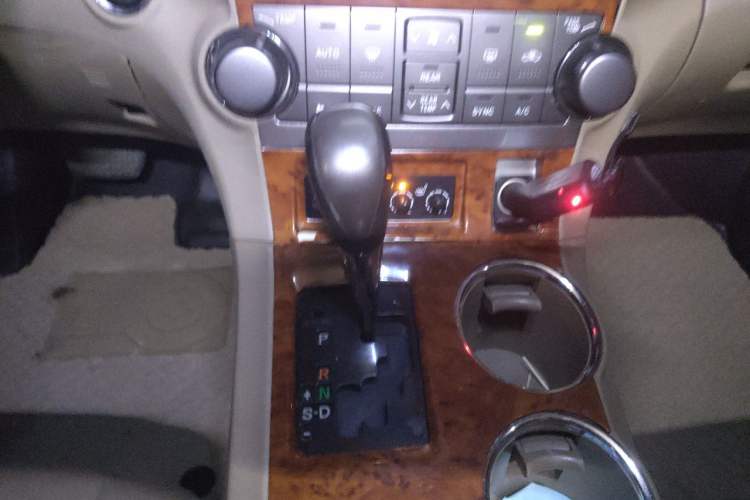 Used Toyota Highlander 2012 2.7L Two-Wheel Drive 7-Seater Luxury Edition Gear Lever