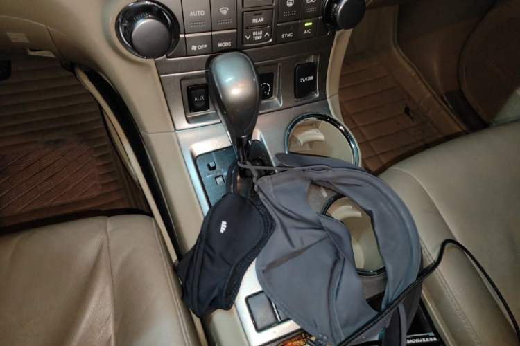 Used Toyota Highlander 2012 2.7L Two-Wheel Drive 7-Seater Luxury Edition Gear Lever
