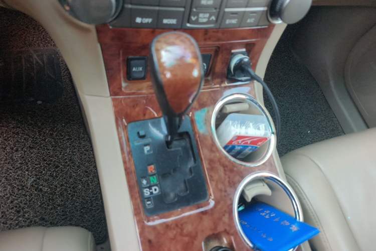 Used Toyota Highlander 2012 2.7L Two-Wheel Drive 7-Seater Luxury Edition Gear Lever