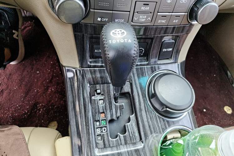 Used Toyota Highlander 2012 2.7L Two-Wheel Drive 7-Seater Luxury Edition Gear Lever