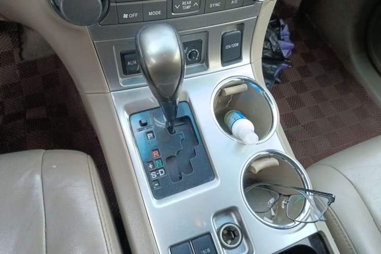 Used Toyota Highlander 2012 2.7L Two-Wheel Drive 7-Seater Luxury Edition Gear Lever