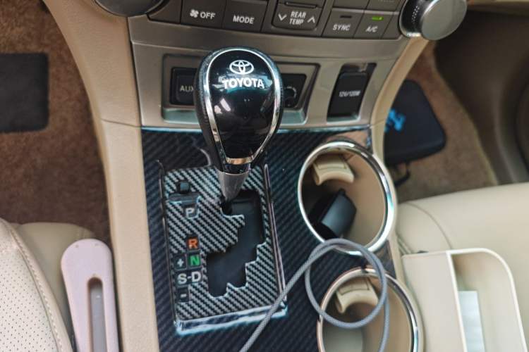 Used Toyota Highlander 2012 2.7L Two-Wheel Drive 7-Seater Luxury Edition Gear Lever