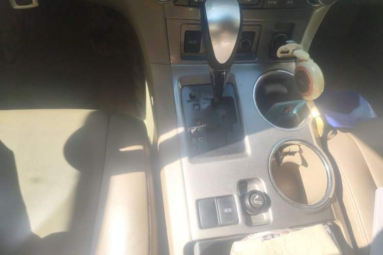 Used Toyota Highlander 2012 2.7L Two-Wheel Drive 7-Seater Luxury Edition Gear Lever
