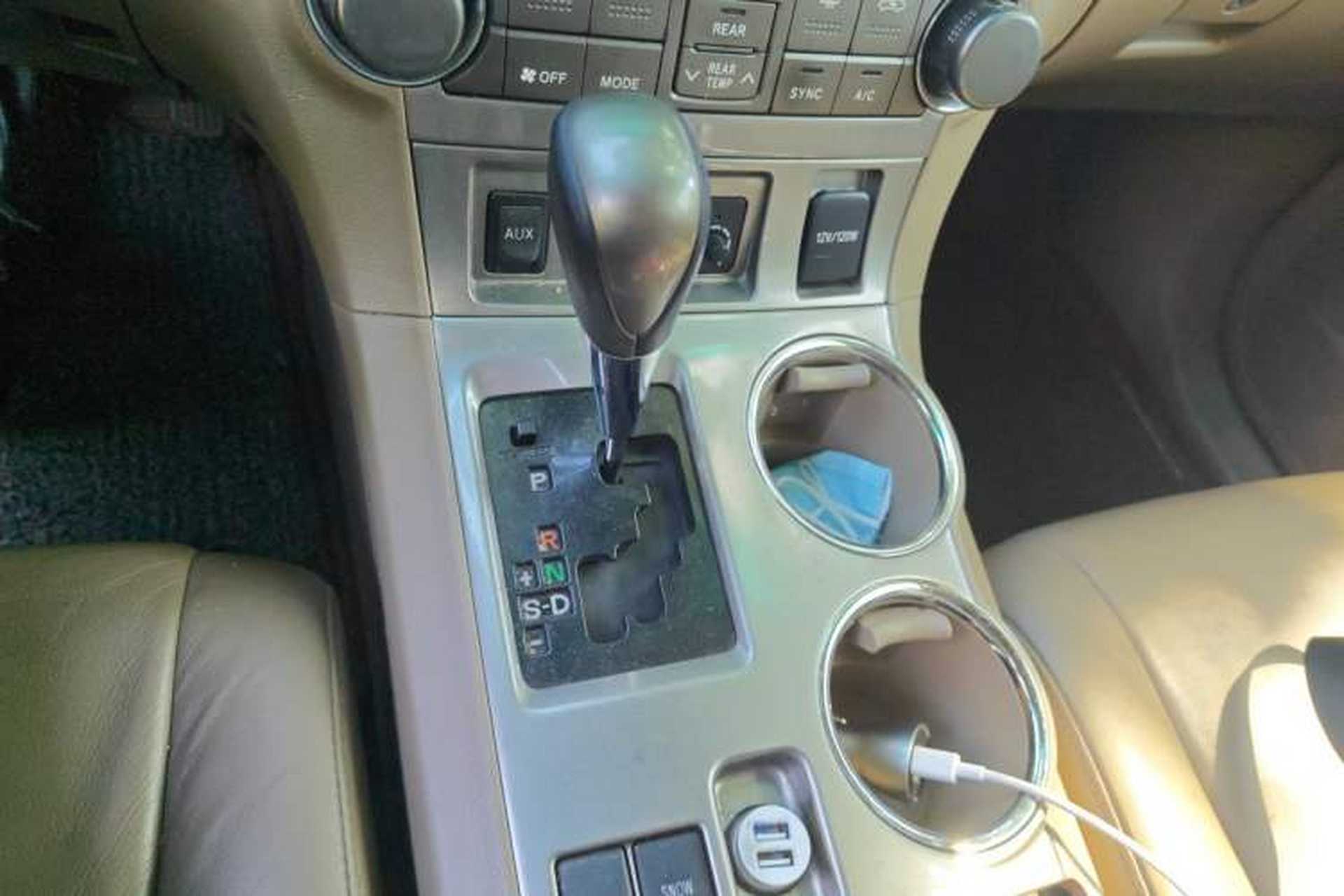 Used Toyota Highlander 2012 2.7L Two-Wheel Drive 7-Seater Luxury Edition Gear Lever