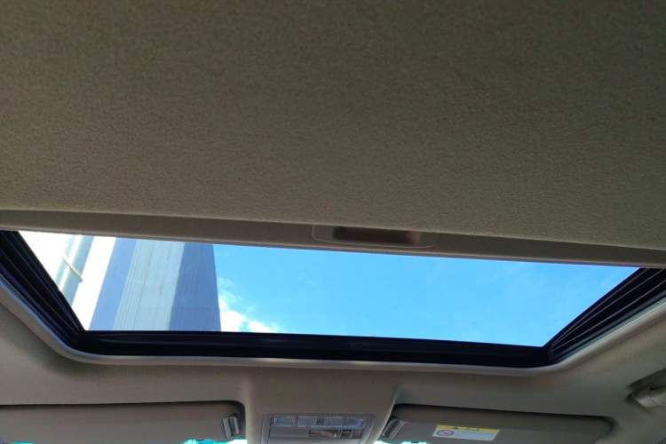 Used Toyota Highlander 2012 2.7L Two-Wheel Drive 7-Seater Luxury Edition Headliner