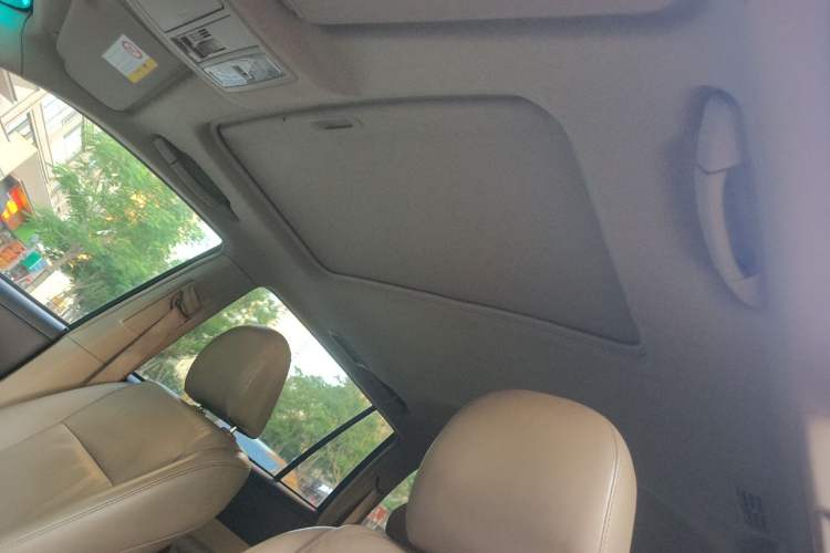 Used Toyota Highlander 2012 2.7L Two-Wheel Drive 7-Seater Luxury Edition Headliner