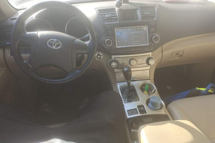 Used Toyota Highlander 2012 2.7L 2WD 5-Seater Elite Edition Interior 2
