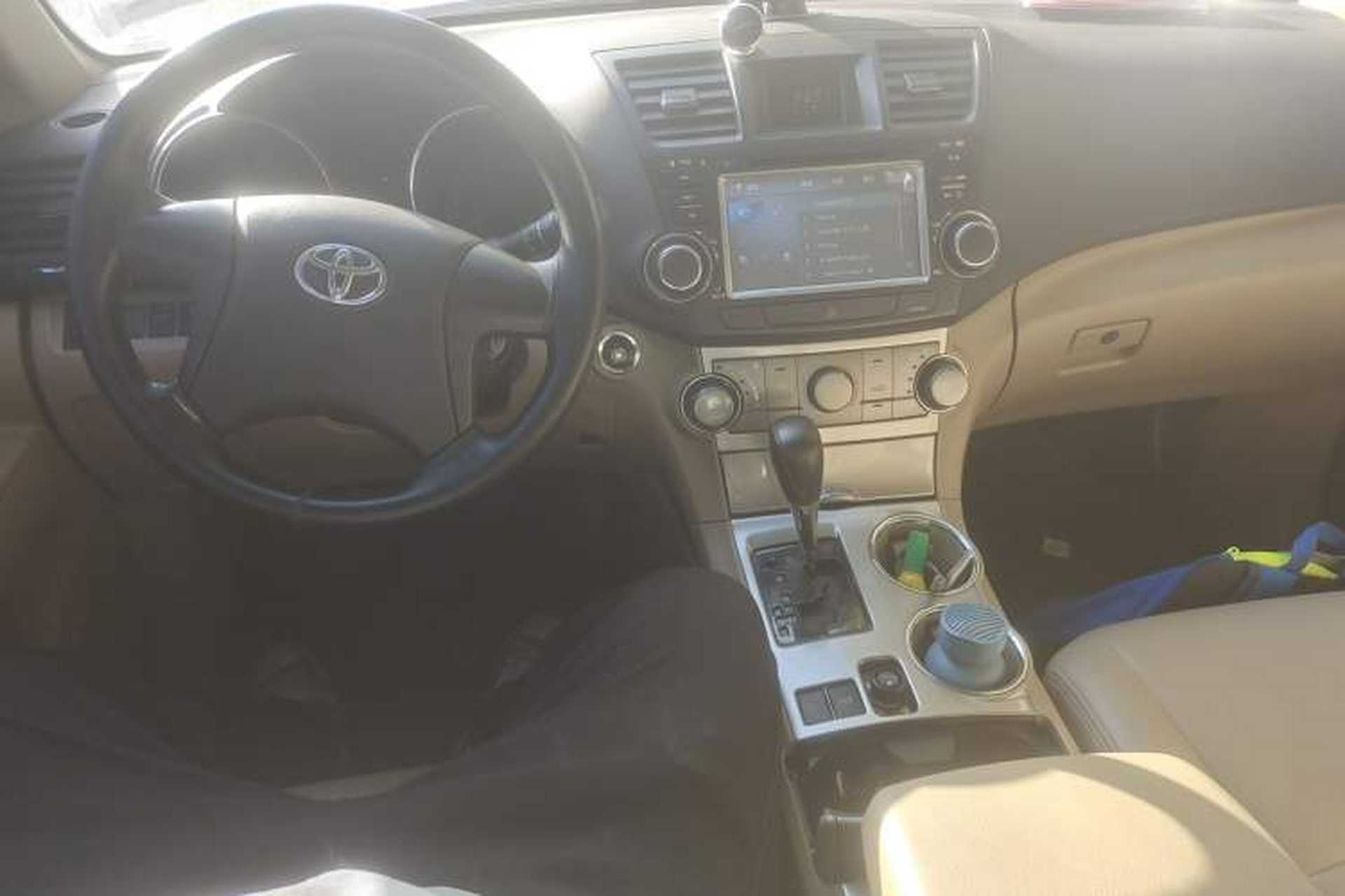 Used Toyota Highlander 2012 2.7L 2WD 5-Seater Elite Edition Interior 2