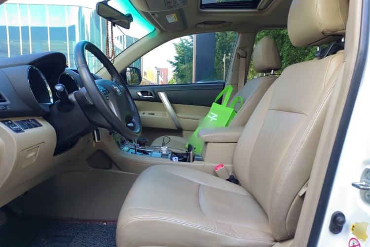 Used Toyota Highlander 2012 2.7L Two-Wheel Drive 7-Seater Luxury Edition Left Front Seat