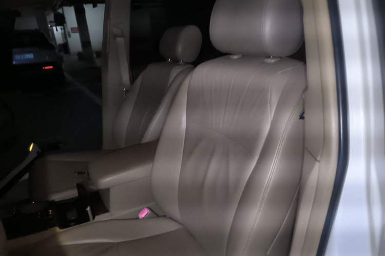 Used Toyota Highlander 2012 2.7L Two-Wheel Drive 7-Seater Luxury Edition Left Front Seat