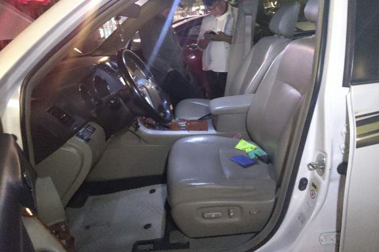 Used Toyota Highlander 2012 2.7L Two-Wheel Drive 7-Seater Luxury Edition Left Front Seat