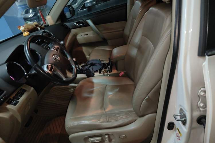 Used Toyota Highlander 2012 2.7L Two-Wheel Drive 7-Seater Luxury Edition Left Front Seat