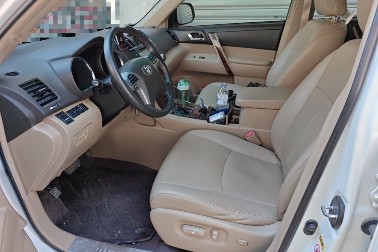 Used Toyota Highlander 2012 2.7L Two-Wheel Drive 7-Seater Luxury Edition Left Front Seat