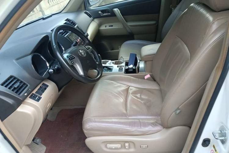 Used Toyota Highlander 2012 2.7L Two-Wheel Drive 7-Seater Luxury Edition Left Front Seat