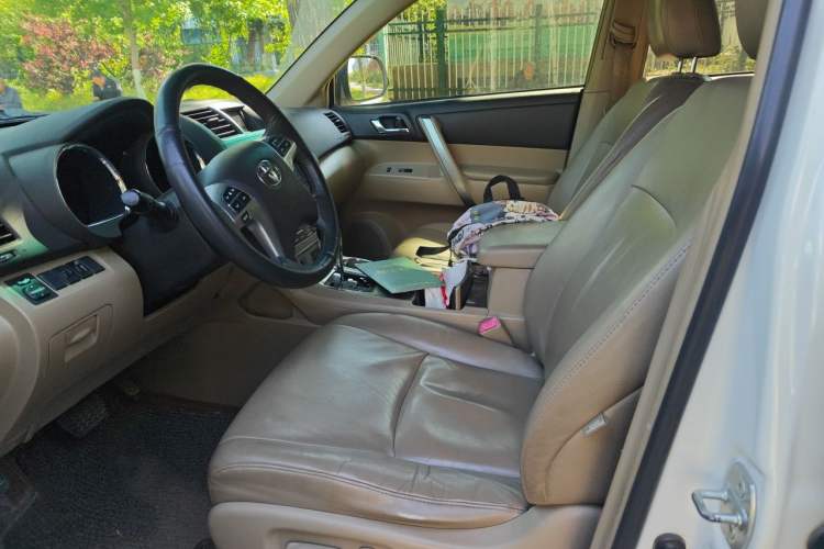 Used Toyota Highlander 2012 2.7L Two-Wheel Drive 7-Seater Luxury Edition Left Front Seat
