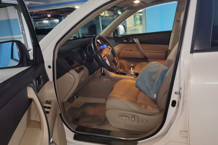 Used Toyota Highlander 2012 2.7L Two-Wheel Drive 7-Seater Luxury Edition Left Front Seat