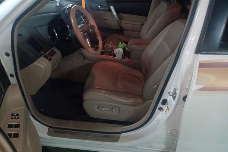 Used Toyota Highlander 2012 2.7L Two-Wheel Drive 7-Seater Luxury Edition Left Front Seat