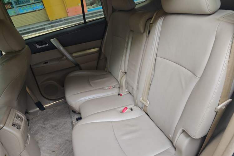 Used Toyota Highlander 2012 2.7L Two-Wheel Drive 5-Seater Sport Edition Left Rear Seat