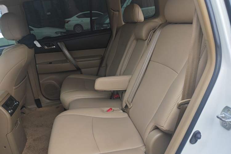Used Toyota Highlander 2012 2.7L Two-Wheel Drive 7-Seater Luxury Edition Left Rear Seat