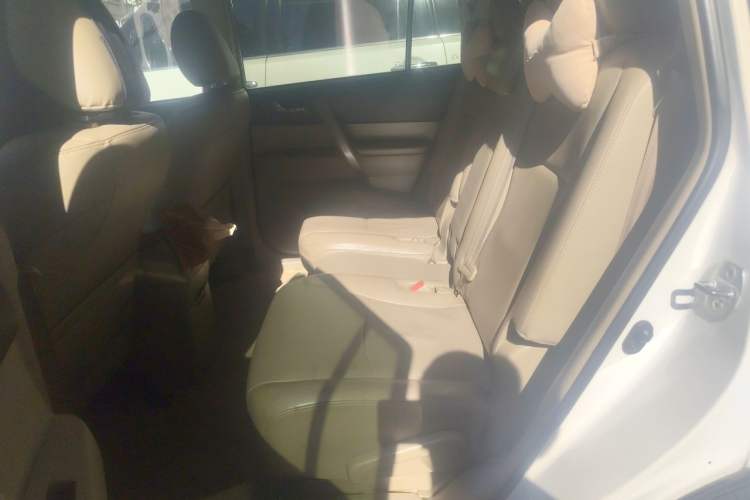 Used Toyota Highlander 2012 2.7L Two-Wheel Drive 7-Seater Luxury Edition Left Rear Seat