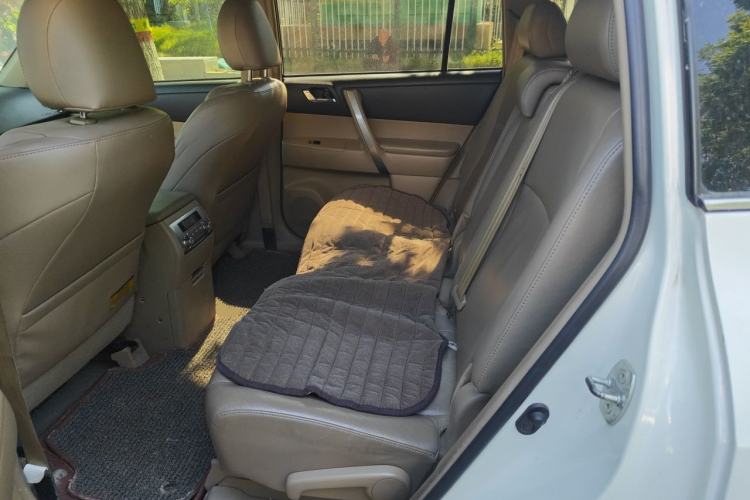 Used Toyota Highlander 2012 2.7L Two-Wheel Drive 7-Seater Luxury Edition Left Rear Seat