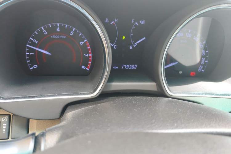 Used Toyota Highlander 2012 2.7L Two-Wheel Drive 7-Seater Luxury Edition Odometer Close Up