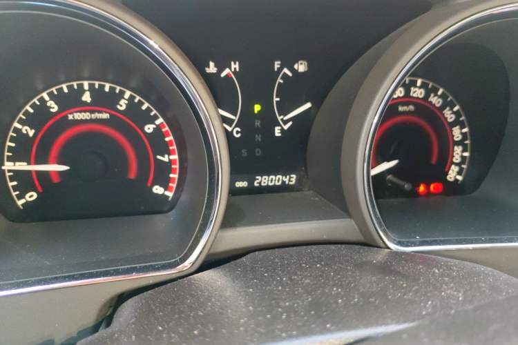 Used Toyota Highlander 2012 2.7L Two-Wheel Drive 7-Seater Luxury Navigation Edition Odometer Close Up