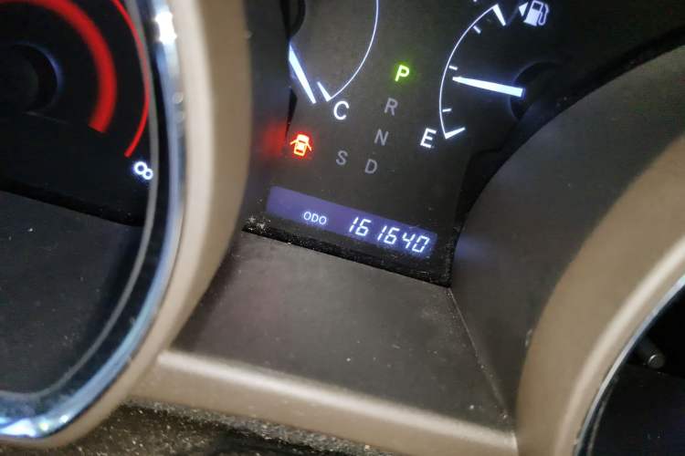 Used Toyota Highlander 2012 2.7L 2WD 5-Seater Elite Edition Odometer Close Up