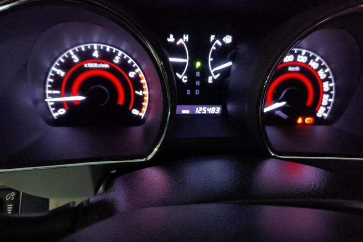 Used Toyota Highlander 2012 2.7L 2WD 5-Seater Elite Edition Odometer Close Up
