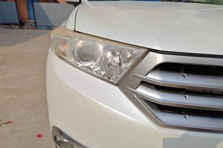 Used Toyota Highlander 2012 2.7L Two-Wheel Drive 7-Seater Luxury Edition Right Front Headlight