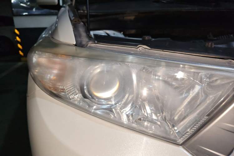 Used Toyota Highlander 2012 2.7L Two-Wheel Drive 7-Seater Luxury Edition Right Front Headlight
