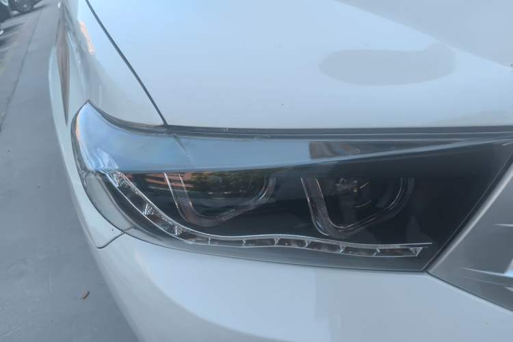 Used Toyota Highlander 2012 2.7L Two-Wheel Drive 7-Seater Luxury Edition Right Front Headlight