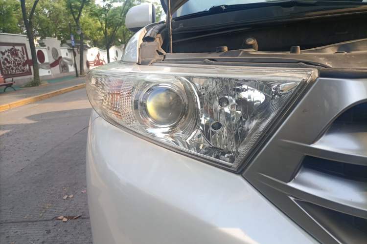 Used Toyota Highlander 2012 2.7L Two-Wheel Drive 7-Seater Luxury Edition Right Front Headlight