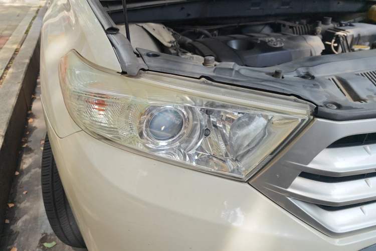 Used Toyota Highlander 2012 2.7L Two-Wheel Drive 5-Seater Sport Edition Right Front Headlight