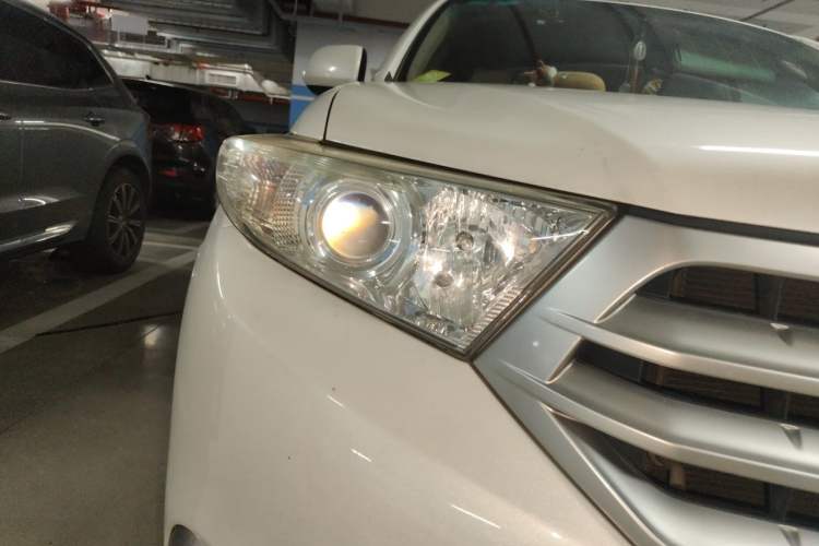Used Toyota Highlander 2012 2.7L Two-Wheel Drive 7-Seater Luxury Edition Right Front Headlight
