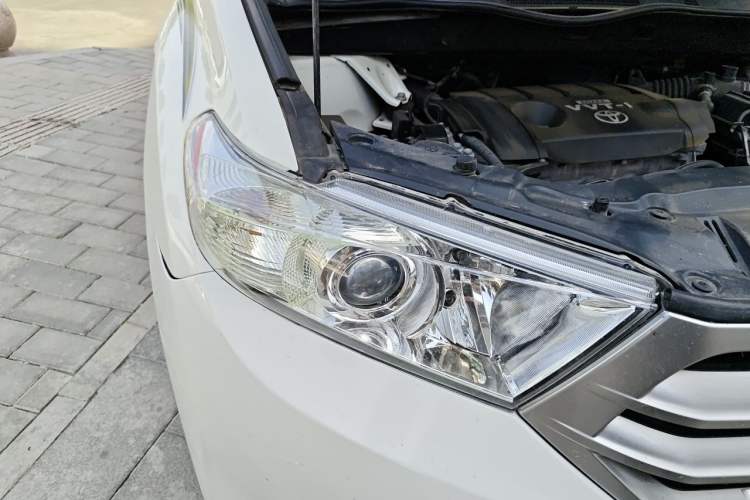 Used Toyota Highlander 2012 2.7L Two-Wheel Drive 7-Seater Luxury Edition Right Front Headlight