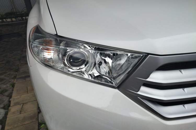 Used Toyota Highlander 2012 2.7L Two-Wheel Drive 7-Seater Elite Edition Right Front Headlight
