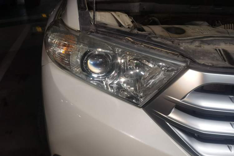 Used Toyota Highlander 2012 2.7L Two-Wheel Drive 7-Seater Luxury Edition Right Front Headlight