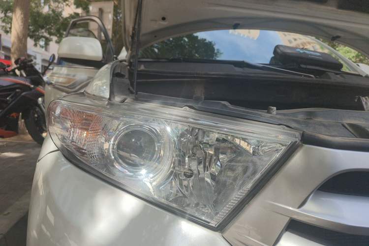 Used Toyota Highlander 2012 2.7L Two-Wheel Drive 7-Seater Elite Edition Right Front Headlight