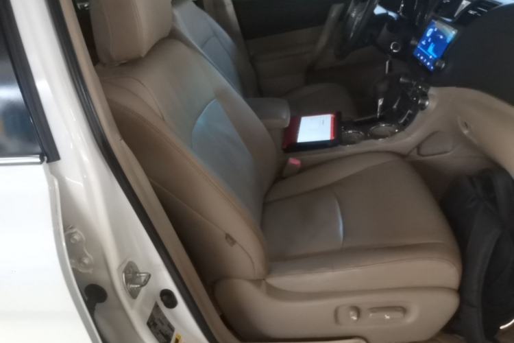 Used Toyota Highlander 2012 2.7L Two-Wheel Drive 7-Seater Luxury Edition Right Front Seat