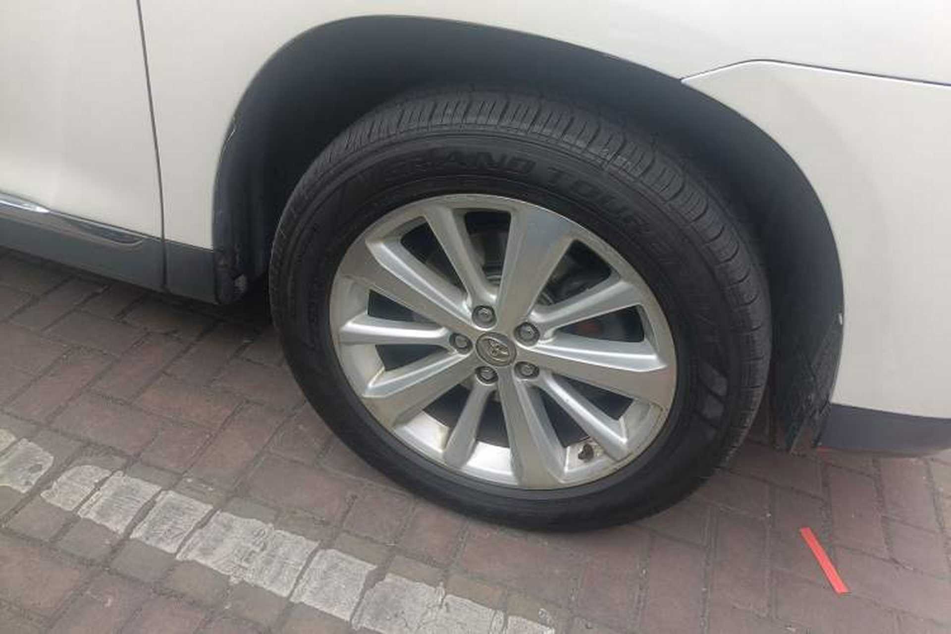 Used Toyota Highlander 2012 3.5L 4x4 7-Seater Luxury Edition Right Front Wheel Hub