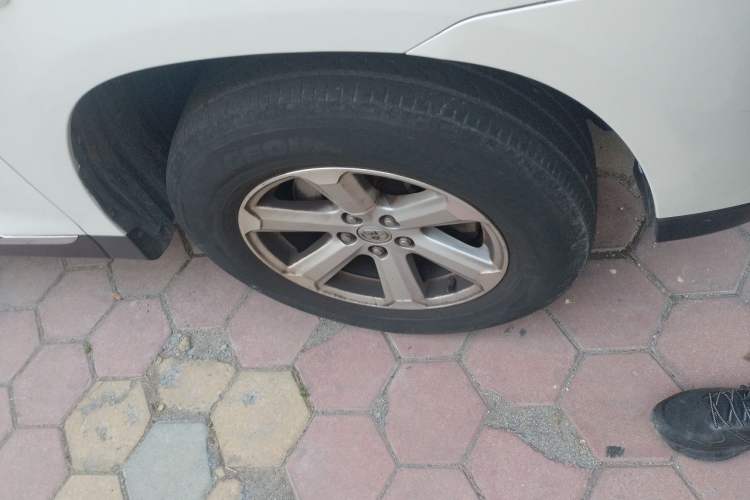 Used Toyota Highlander 2012 2.7L 2WD 5-Seater Elite Edition Right Front Wheel Hub