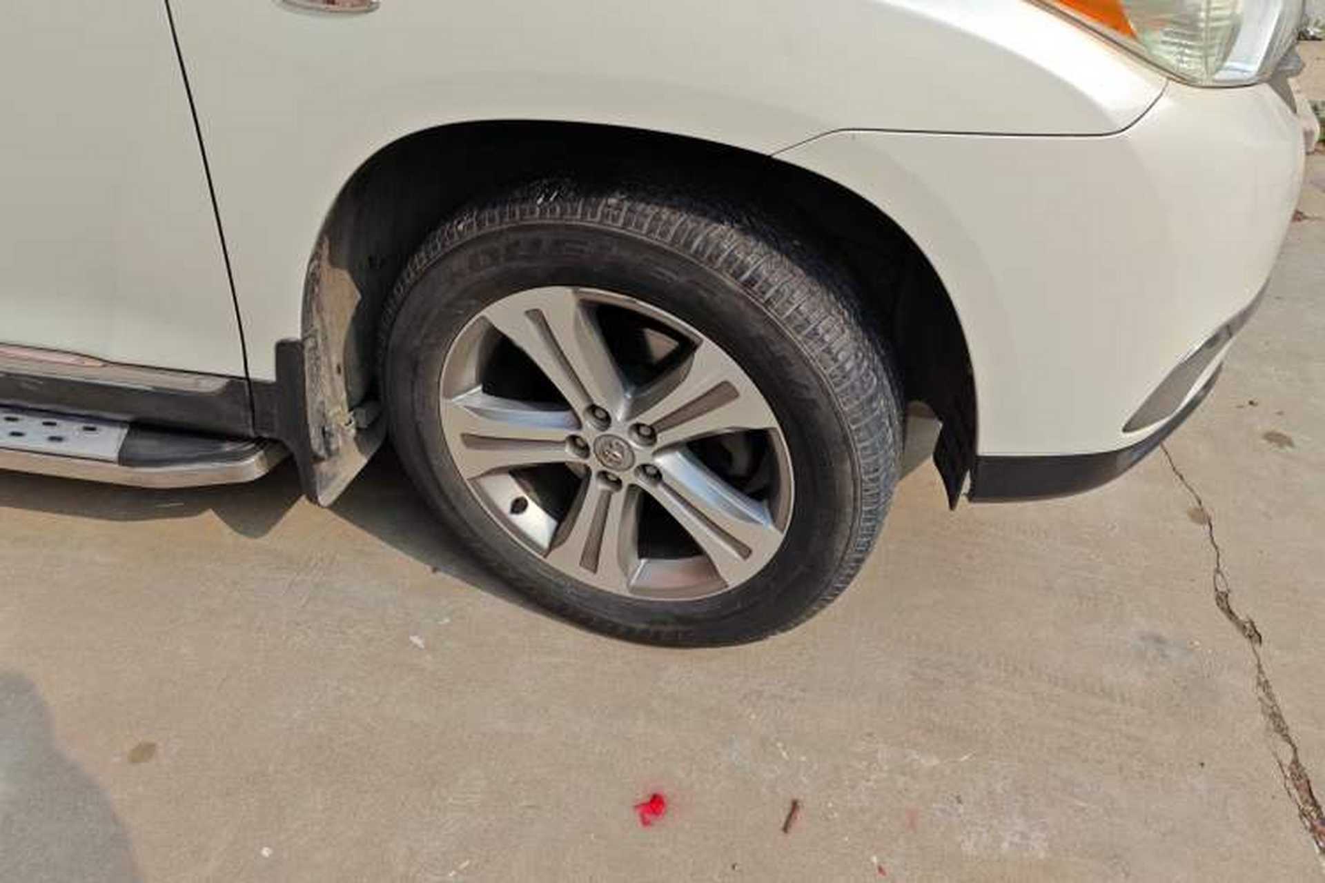 Used Toyota Highlander 2012 2.7L Two-Wheel Drive 7-Seater Luxury Edition Right Front Wheel Hub
