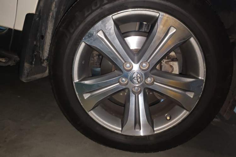 Used Toyota Highlander 2012 2.7L Two-Wheel Drive 7-Seater Luxury Edition Right Front Wheel Hub