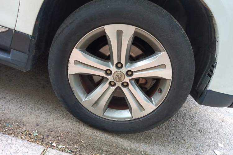Used Toyota Highlander 2012 2.7L Two-Wheel Drive 7-Seater Luxury Edition Right Front Wheel Hub