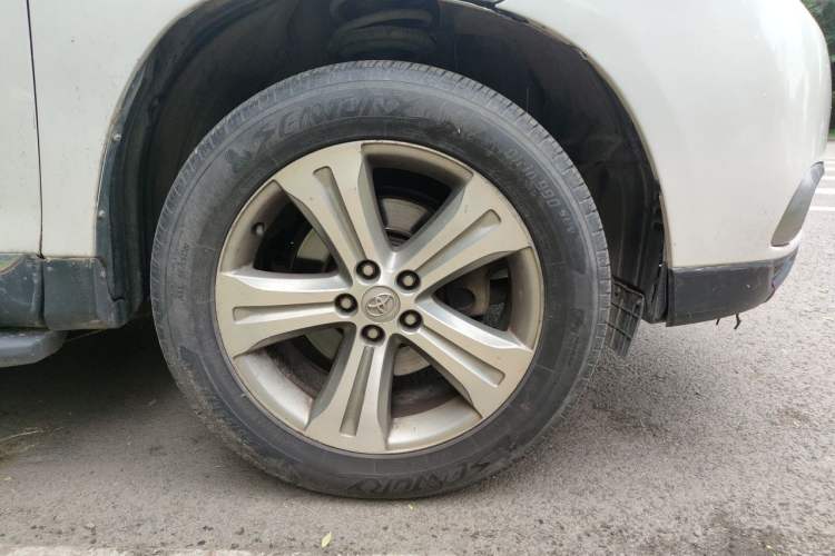 Used Toyota Highlander 2012 2.7L Two-Wheel Drive 7-Seater Luxury Edition Right Front Wheel Hub