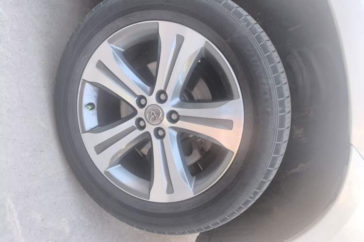 Used Toyota Highlander 2012 2.7L Two-Wheel Drive 7-Seater Luxury Edition Right Front Wheel Hub